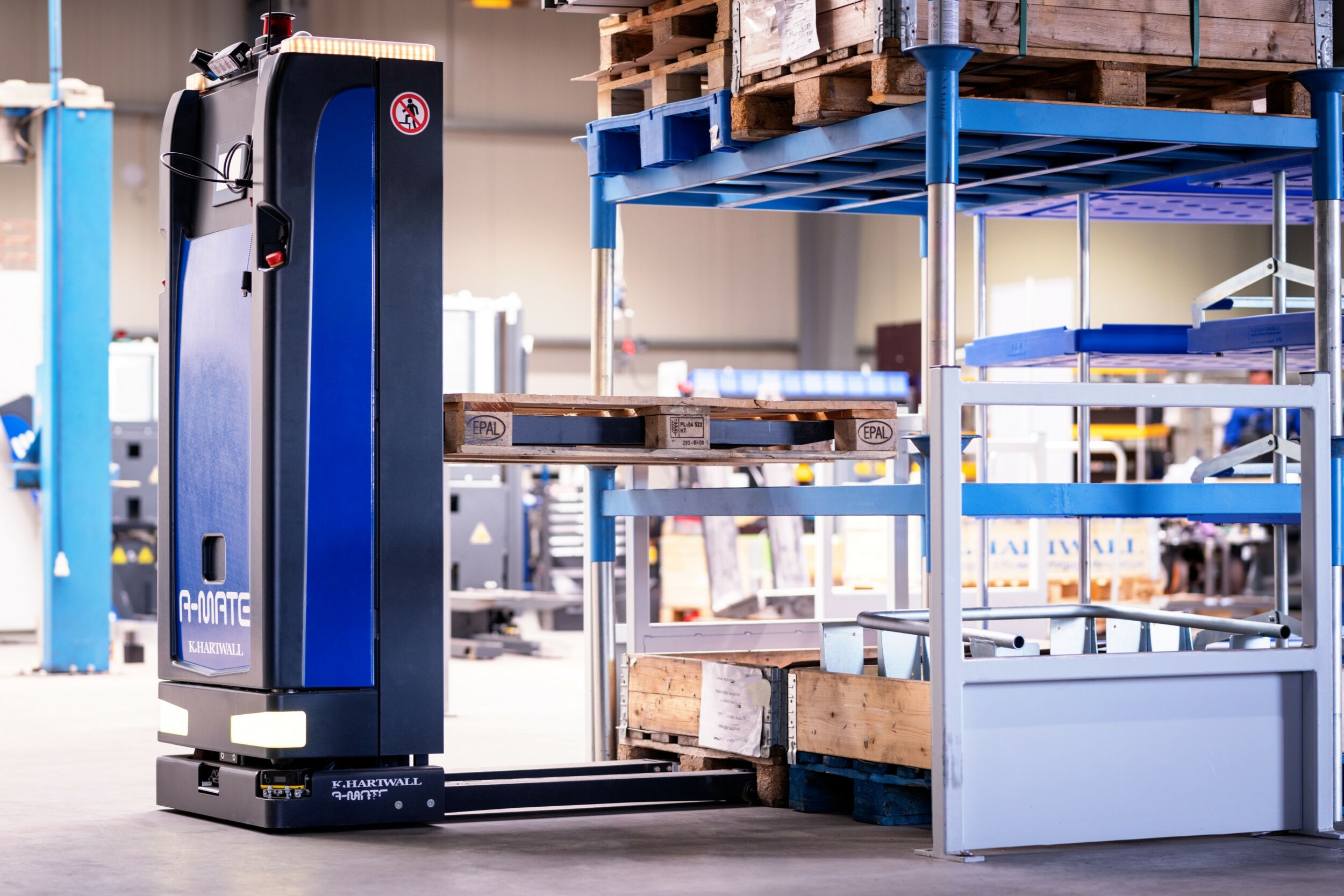 Das A-Mate FreeLift verfügt über signifikante Neuerungen, wie zum Beispiel das neue A-Mate View, eine 3D-Palettenerkennung sowie ein RFID-Gerät zur Authentifizierung unterschiedlicher Benutzer am Fahrzeug