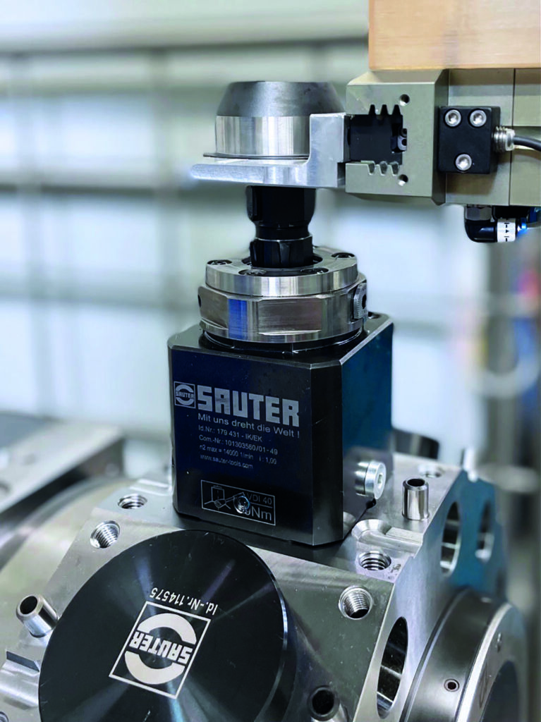 Einsparpotenziale für die Drehteilefertigung 2 Der Werkzeugwechsel kann nun vollautomatisch erfolgen.
Der automatisierte Adapter-Wechsel an einem geraden Werkzeughalter mit Sauter SolidPro Schnittstelle.