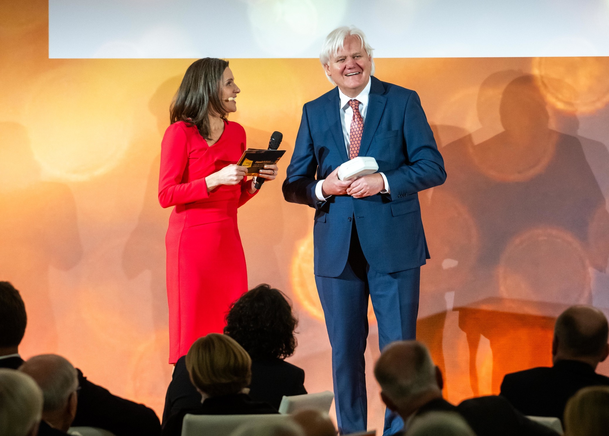 Als prägender Unternehmer mit zahlreichen den Automatisierungsmarkt verändernden Erfindungen wurde Hans Beckhoff (hier mit Journalistin und Fernsehmoderatorin Kay-Sölve Richter) am 29. Januar 2025 feierlich in die Hall of Fame der Familienunternehmen aufgenommen.