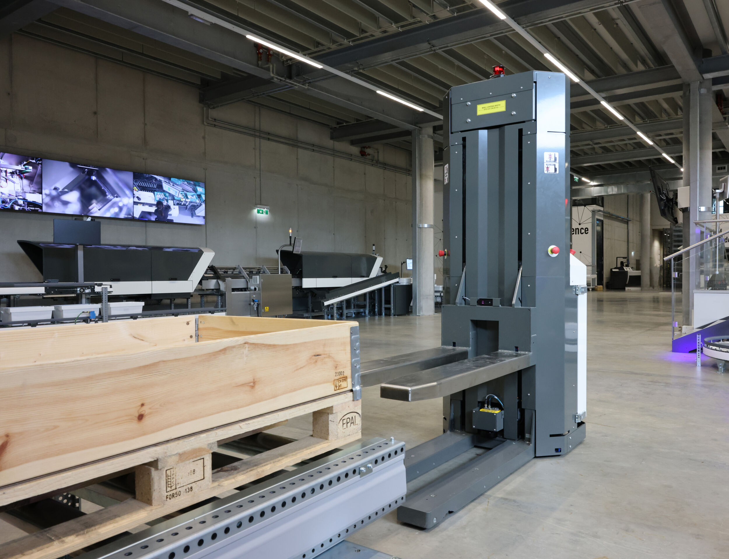 Kameras am Steuer 6 Die 3D-Kamera am "Open Shuttle Fork" sitzt oberhalb der Gabel und erfasst präzise die Palette für ein berührungsloses Anfahren und Aufnehmen.