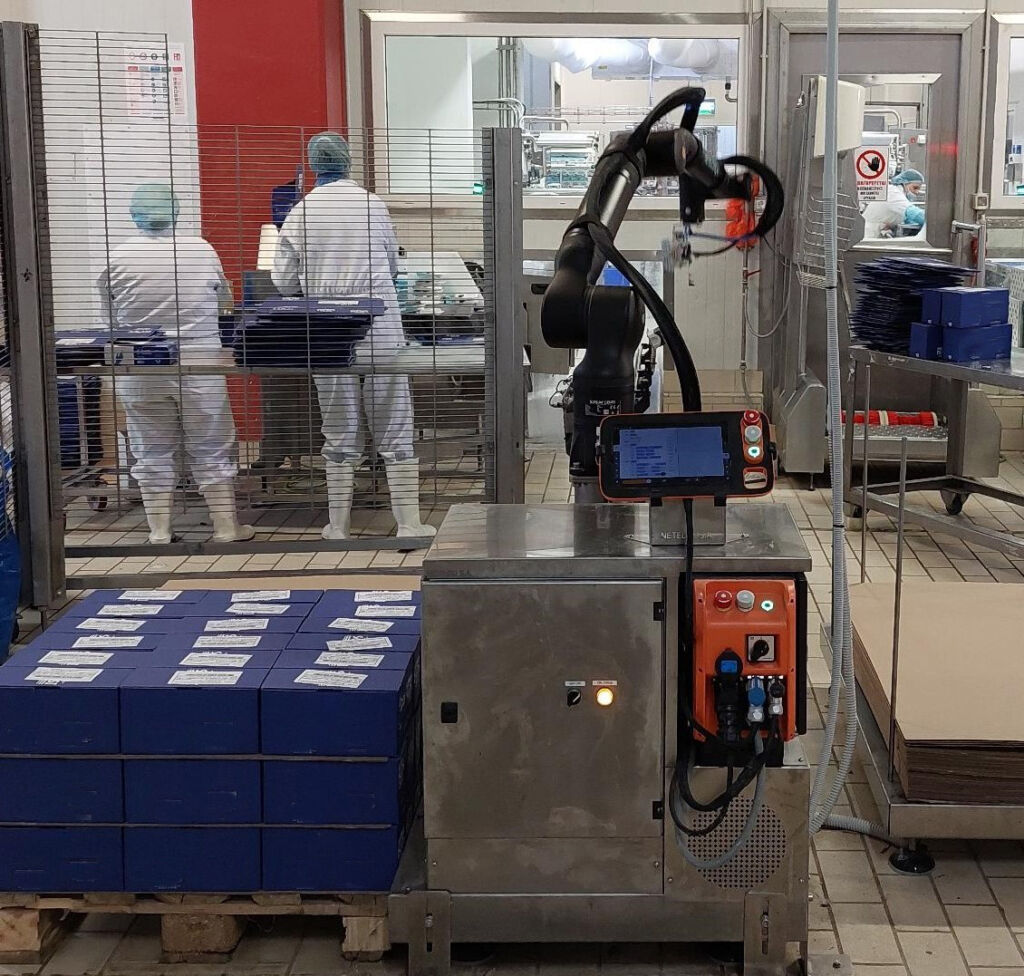 Kompakt und flexibel palettiert 1 Die Palettierlösung mit Cobot und kleinem Footprint konnte direkt in die bestehende Produktion des Käseherstellers integriert werden.
