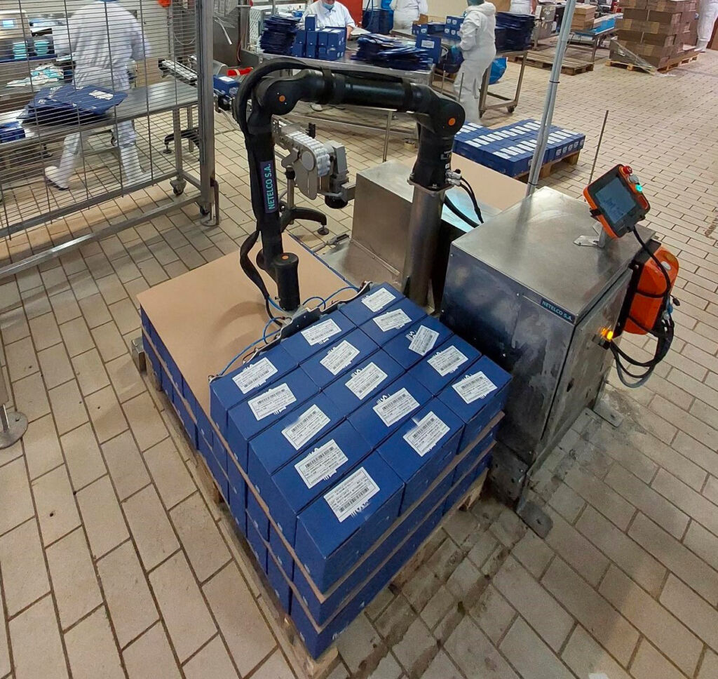 Kompakt und flexibel palettiert 2 Da das Modell KR 1410 sieben Achsen hat, ist der geforderte Palettierprozess mit nur einem Cobot umsetzbar.