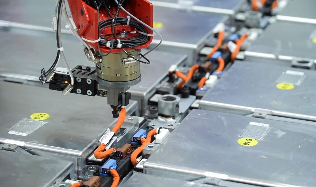 Batteriepacks zerstörungsfrei demontieren 2 Ein Spezialgreifer trennt den Cell Management Controller (CMC) vom Batteriemodul durch Herausziehen des Steckers.