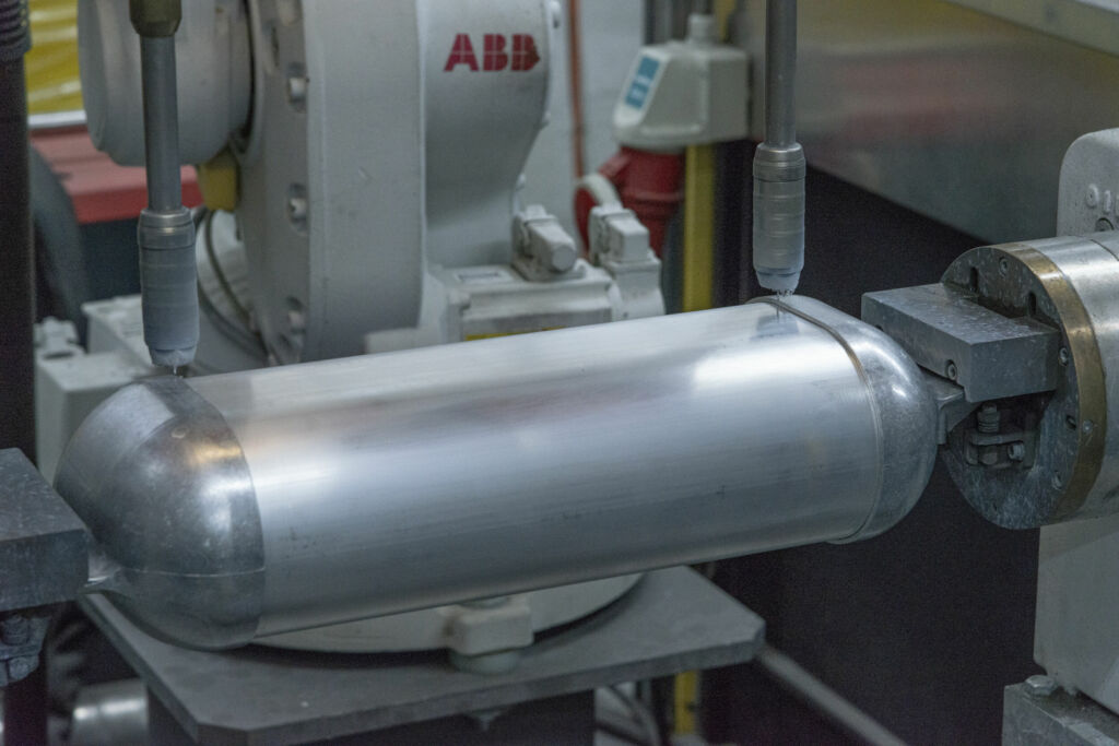 Drahtelektrode statt Nahtverfolgungssensor 2 WireSense: Drahtelektroden der CMT-Brenner tasten die Bauteile mit einer in Millisekunden reversierenden Drahtbewegung ab.