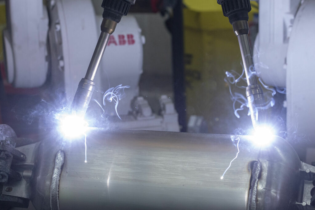 Drahtelektrode statt Nahtverfolgungssensor 1 Roboterschweißsystem, ausgestattet mit 2 CMT-Schweißbrennern, fügt die Endkappen an den Mantelschuss