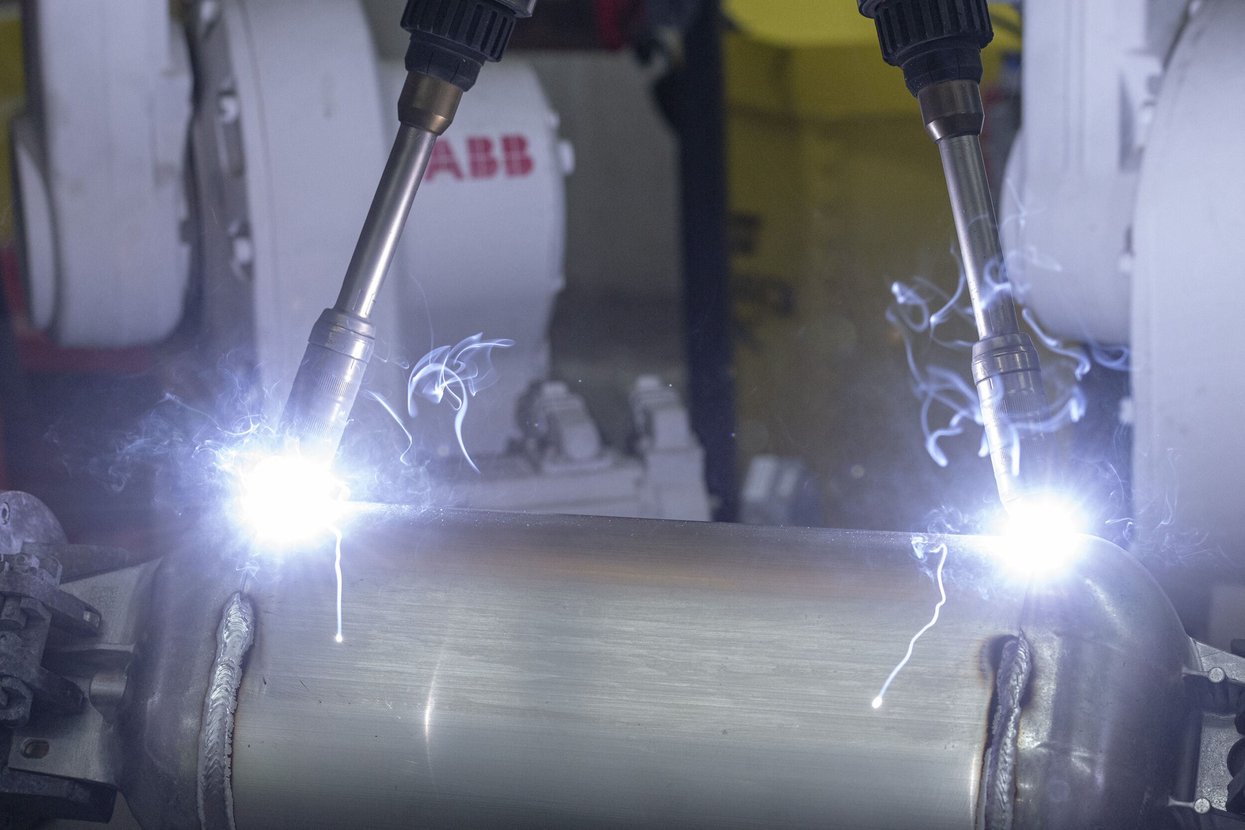 Drahtelektrode statt Nahtverfolgungssensor 10 Roboterschweißsystem, ausgestattet mit 2 CMT-Schweißbrennern, fügt die Endkappen an den Mantelschuss