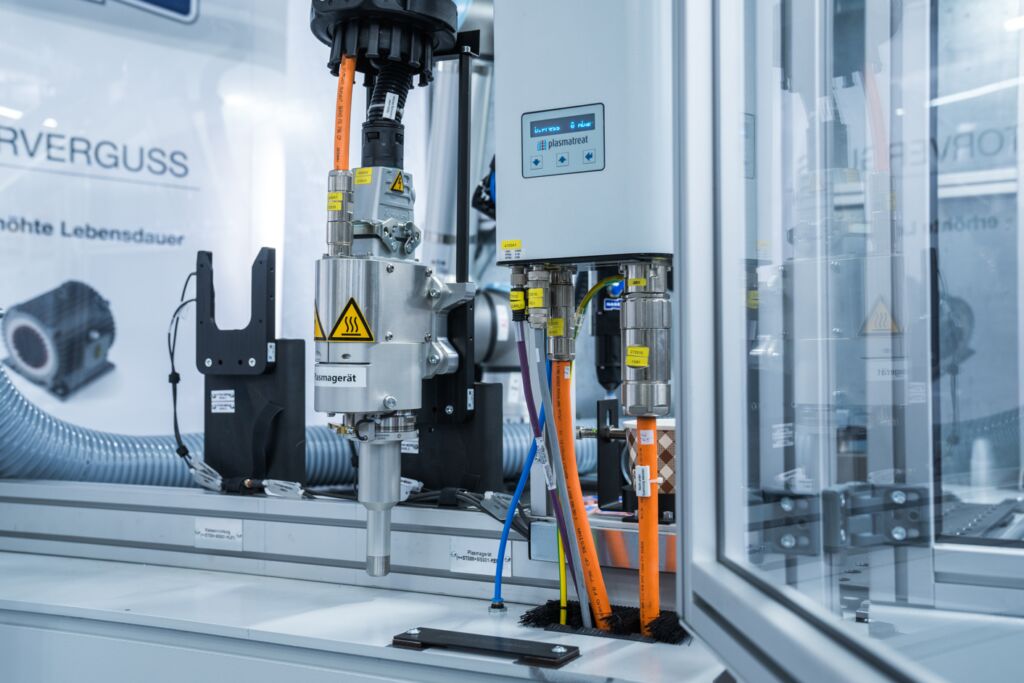 Roboterzelle für automatisierte Klebeprozesse 1 Nagel2