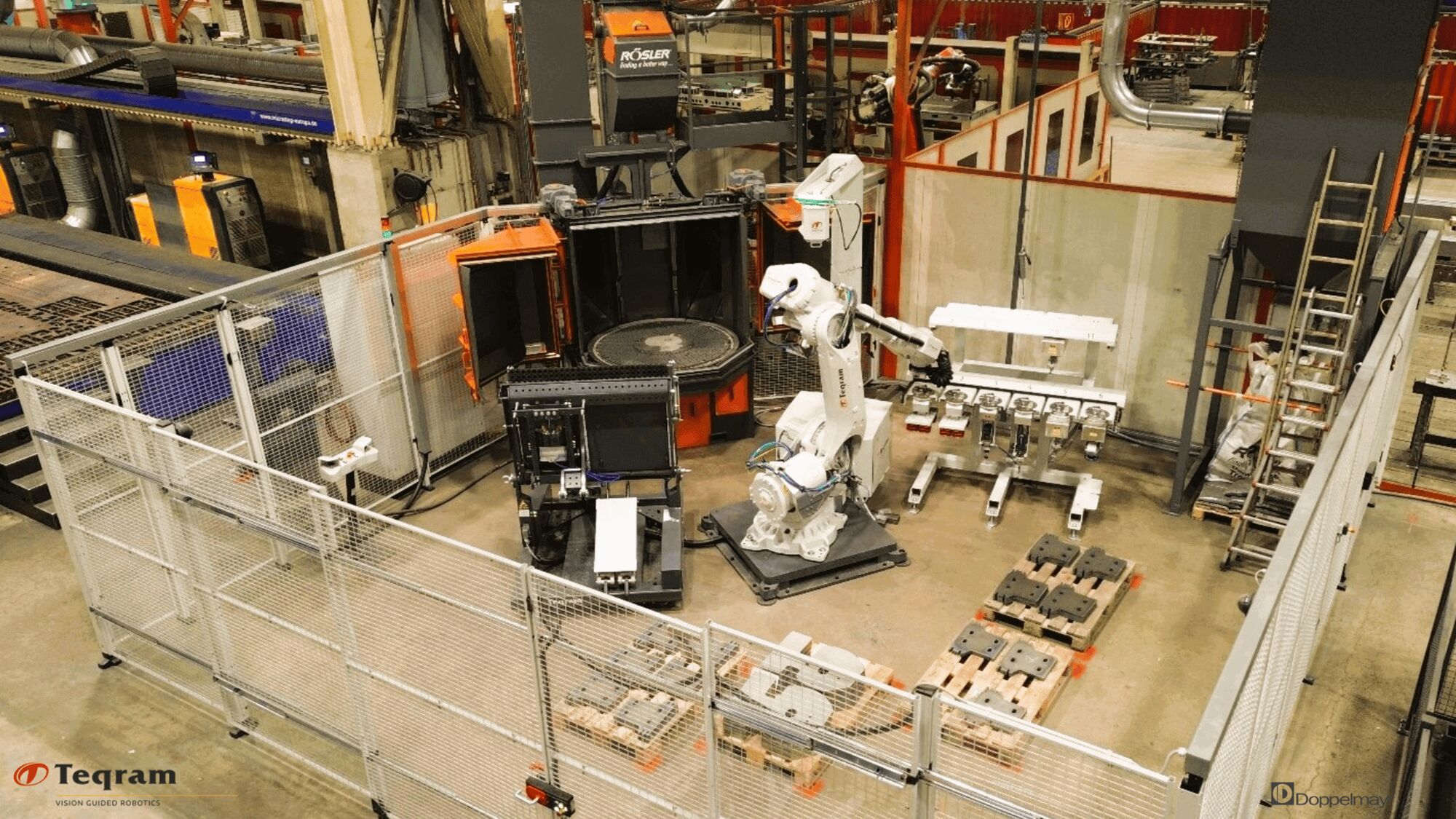 Vollautomatisierte Verputz- und Strahllösung 7 Bei Doppelmayr in Wolfurt übernimmt eine roboterbasierte Automationslösung das Handling der Blechzuschnitte.