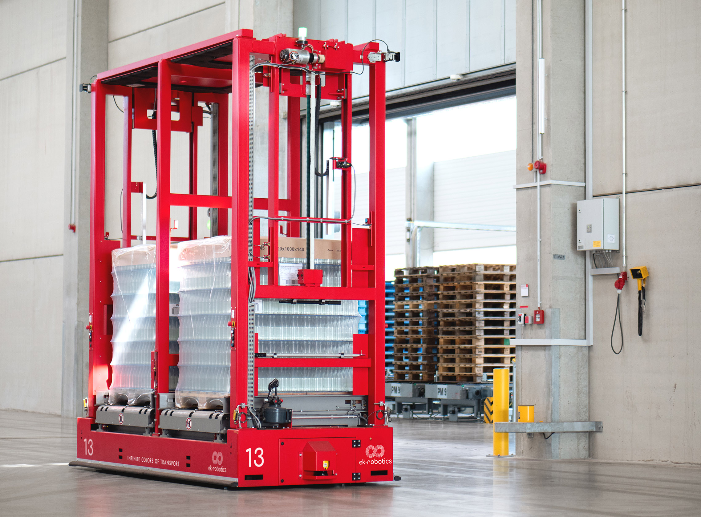 FTS-Lösung für die Verpackungsindustrie 5 Über 120 Transporte die Stunde führt das fahrerlose Transportsystem von ek robotics bei Wiegand-Glas aus. Die Automatisierungslösung führt zu optimierten Transportprozessen, einer besseren Planbarkeit und einer Reduktion manueller Tätigkeiten.