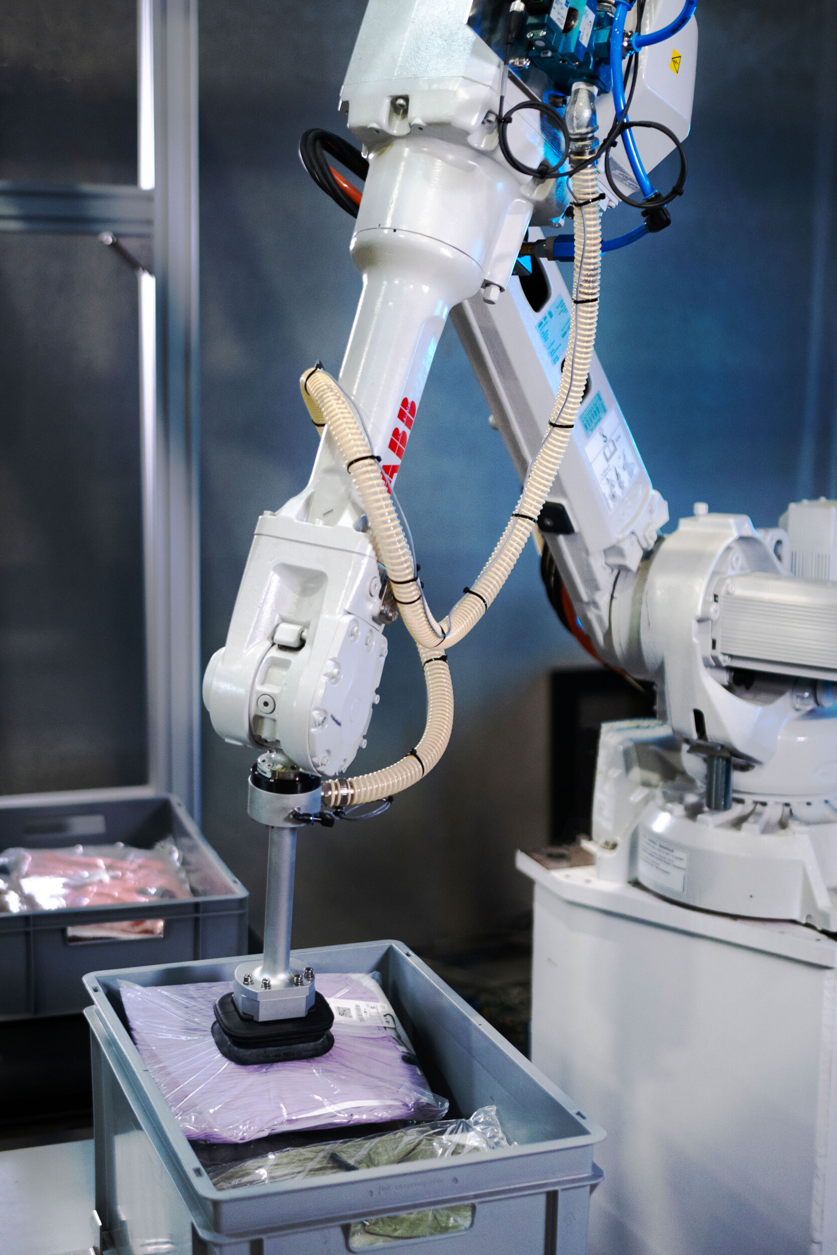 Der Robotic Fashion Inductor von ABB kann Kleidungsstücke und Accessoires in Polybeuteln mit einer Geschwindigkeit von bis zu 1.300 Picks pro Stunde vereinzeln.