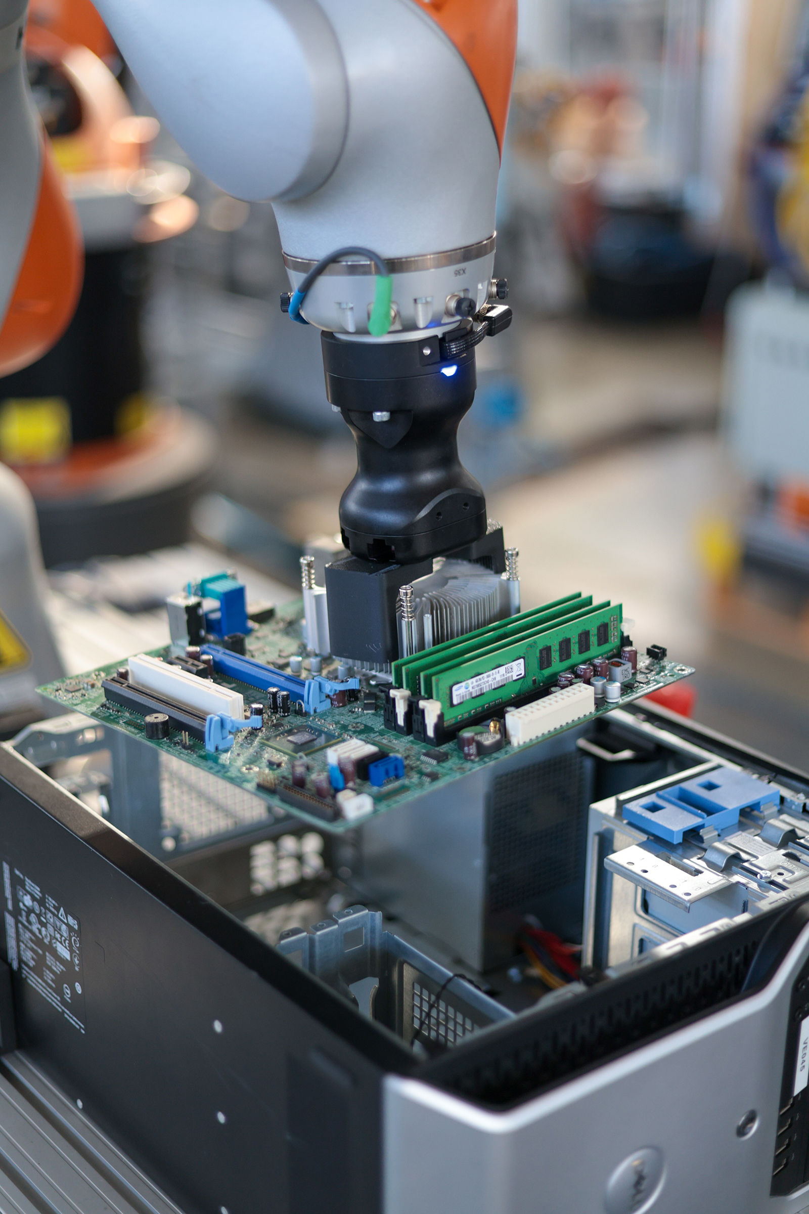 Der Roboter hebt das Motherboard aus dem Gehäuse.