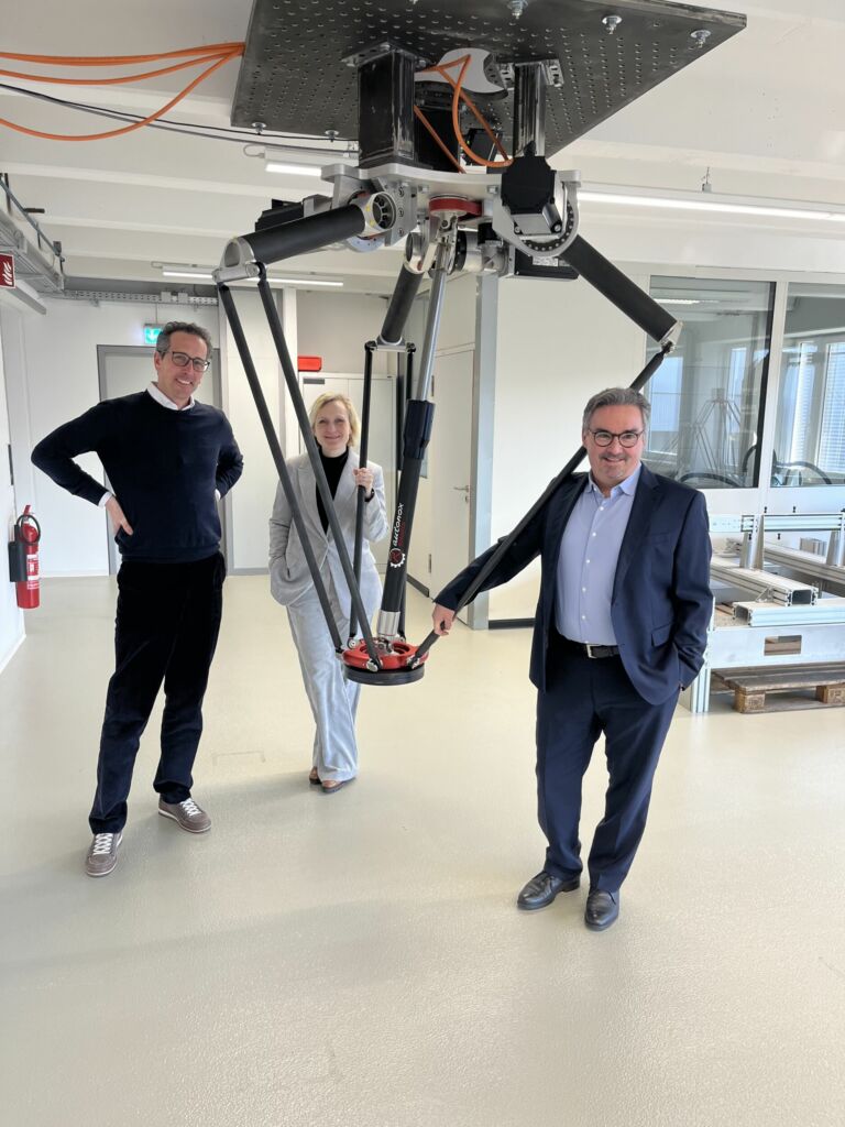 Steuerungsunabhängige Robotik 2 Geschäftsführer Hartmut Ilch (r.) und Elisabeth Schärtl präsentieren der Redaktion ein Deltamodell für hohe Traglasten.