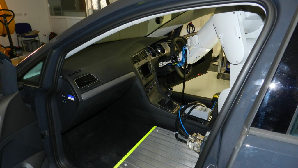 Robotereinsatz bei der funktionellen Fahrzeugabsicherung im Interieur 1 RobSimulation Einsatz im Fahrzeuginterieur zur funktionellen Fahrzeugabsicherung