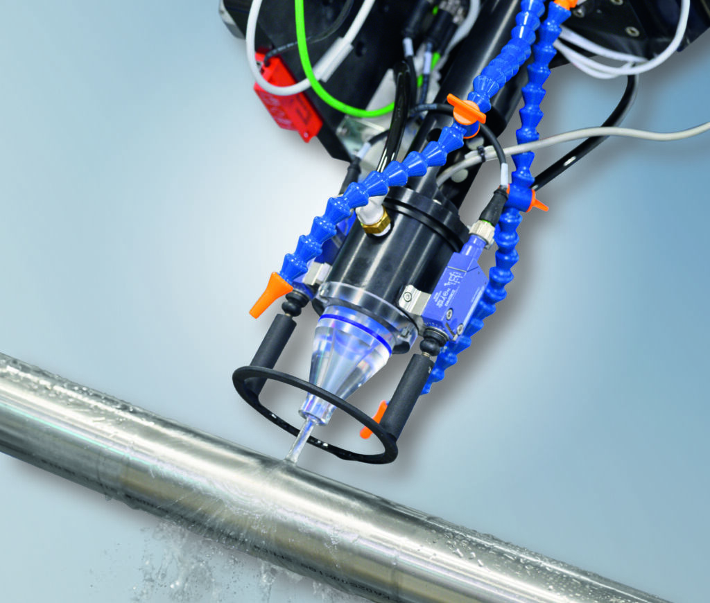 Automatisierung steigert Prüfgeschwindigkeit um Faktor 10 1 Zerstörungsfreie Ultraschall-Prüfverfahren benötigen ein Kopplungsmittel wie Wasser oder Gel.