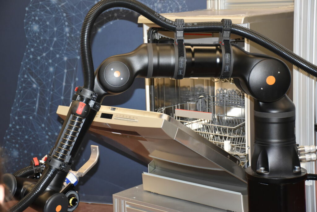 Kassow-Cobot testet Geschirrspüler 1 Der KR1018 mit sieben Achsen kann beim Test von
Geschirrspülern seine hohe Flexibilität ausspielen.