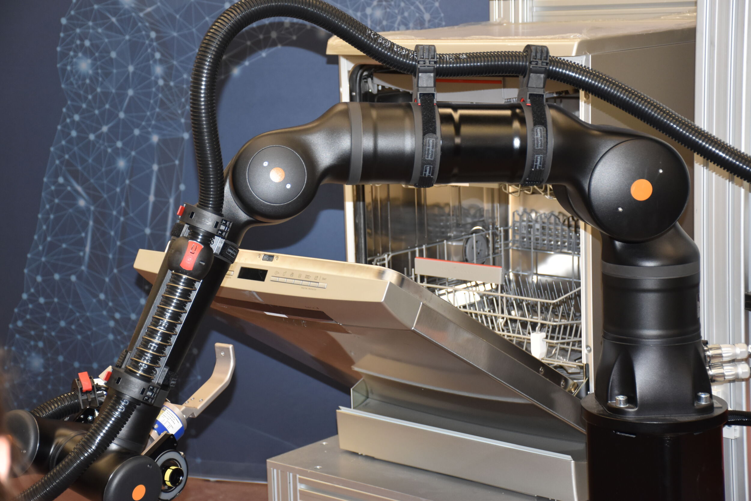 Der KR1018 mit sieben Achsen kann beim Test von Geschirrspülern seine hohe Flexibilität ausspielen.