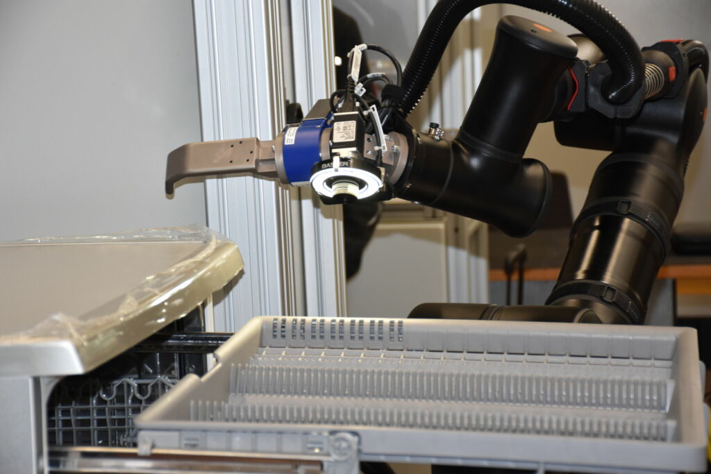 Kassow-Cobot testet Geschirrspüler 2 Ebenso gefragt in der Anwendung bei der BSH war ein kleiner Footprint der Cobot-Lösung.