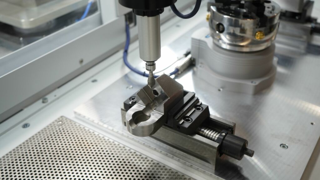 Manuelles Entgraten war gestern 3 Auf dem Rüstplatz können Bauteile je nach
eingesetztem Werkzeug flexibel bearbeitet werden.