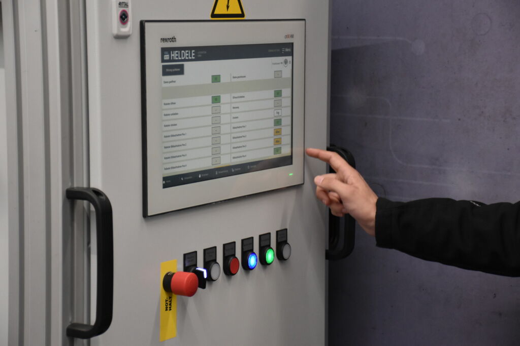 Kassow-Cobot testet Geschirrspüler 3 Eine Rexroth-Steuerung mit HMI steuert den Prüfstand, der mit dem BSH-Hausnetz verbunden ist.