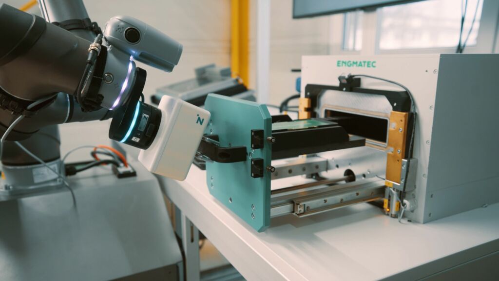 Modularer Robotikarbeitsplatz 1 Cobot schließt einen Prüfadapter nach dem Einlegen einer LP