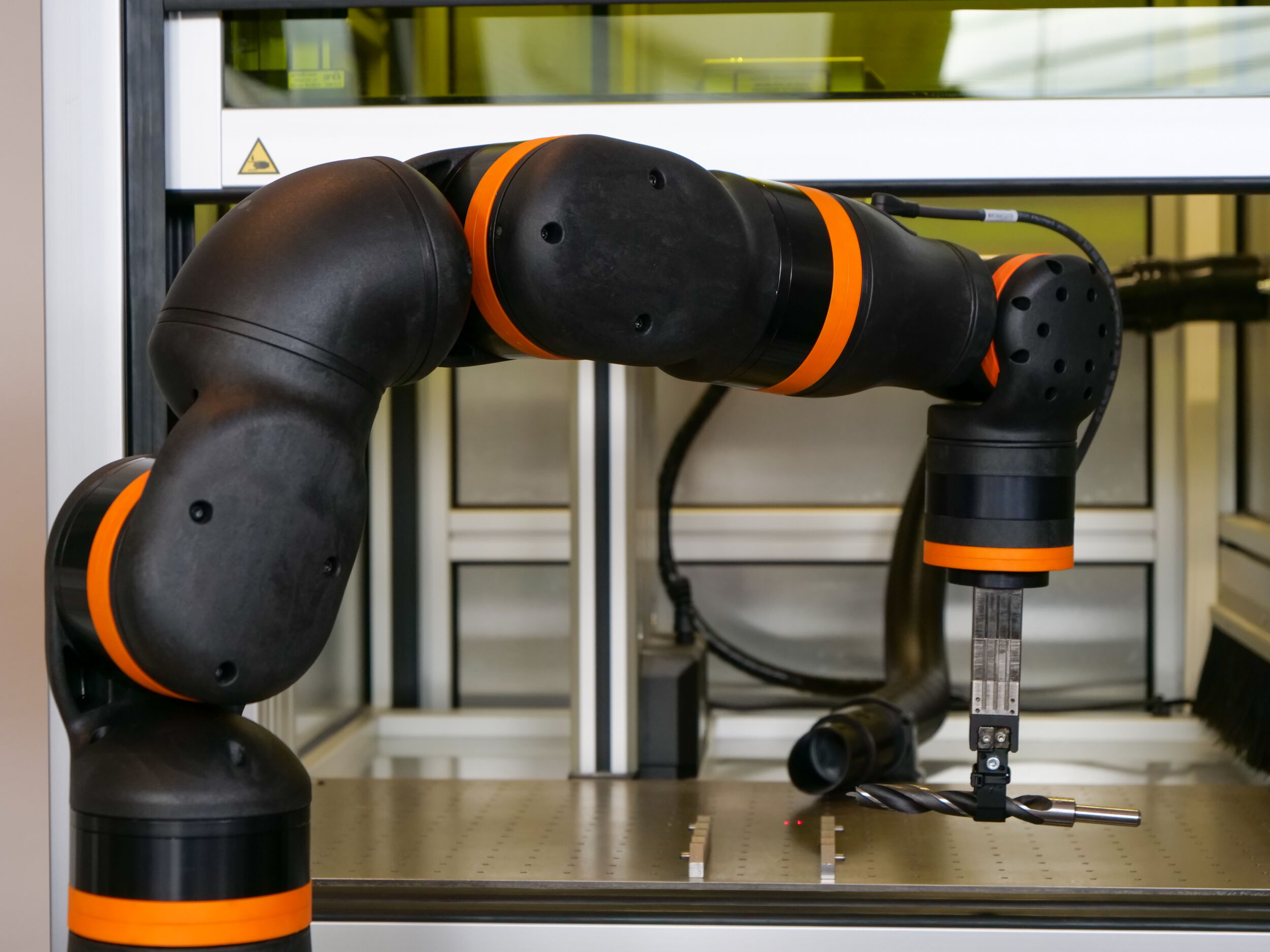 SK Laser verwendet für die Automatisierung ihrer Lasermaschinen den Lowcost-Roboter von Igus.