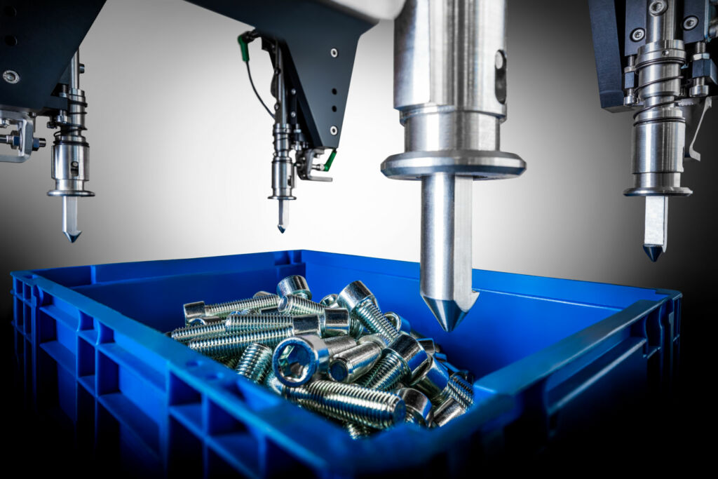 Zwei robotergesteuerte Servomotoren treiben die Linearverfahreinheiten beim Greifen von KLTs an, der Linearvorschub der Greiferachsen erfolgt &uuml;ber Spindeltriebe.