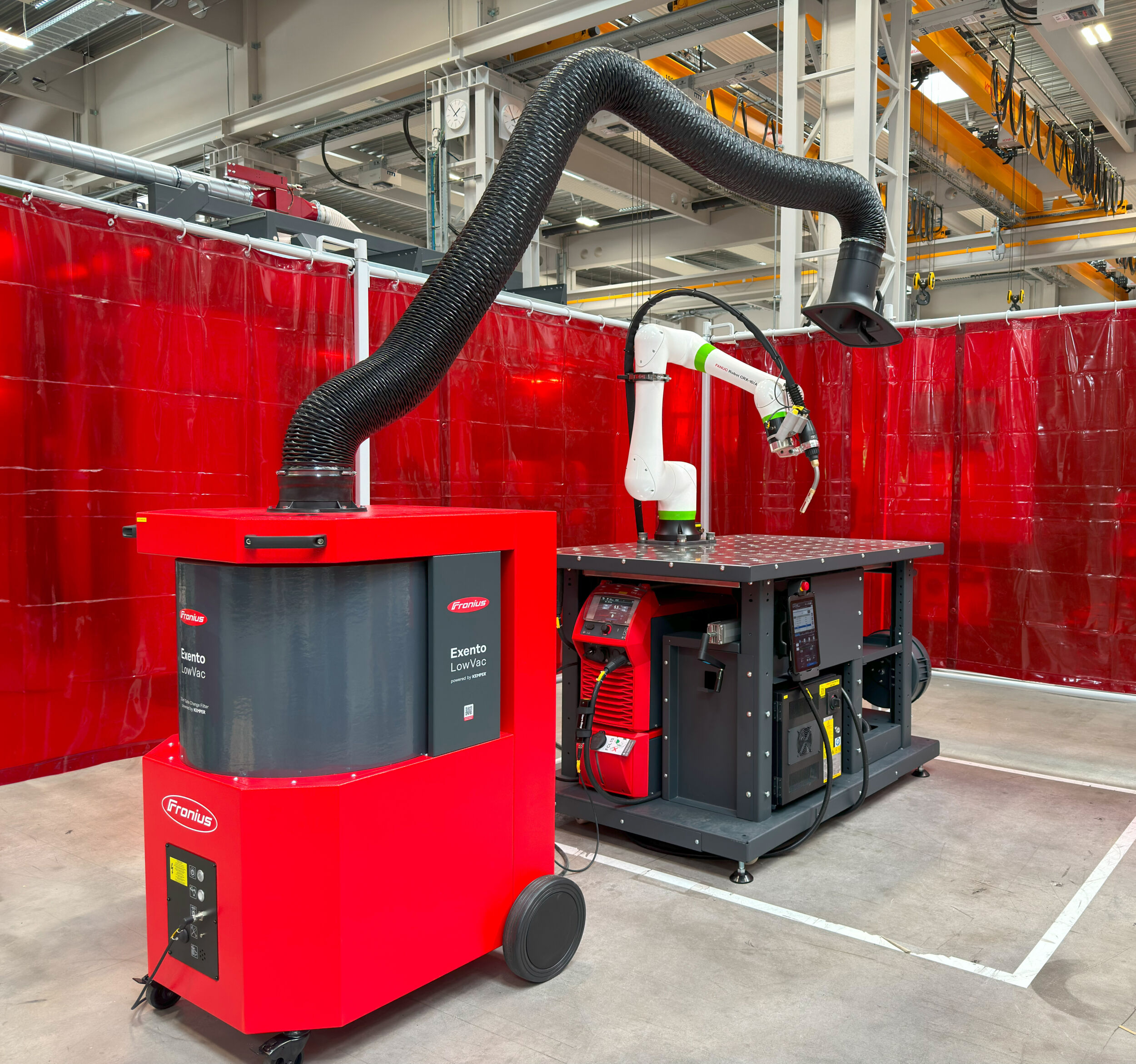 Das flexible Cobot-Schweißsystem CWC-mobile mit Absaugung und beweglicher Einhausung kann direkt zum Bauteil transportiert werden.