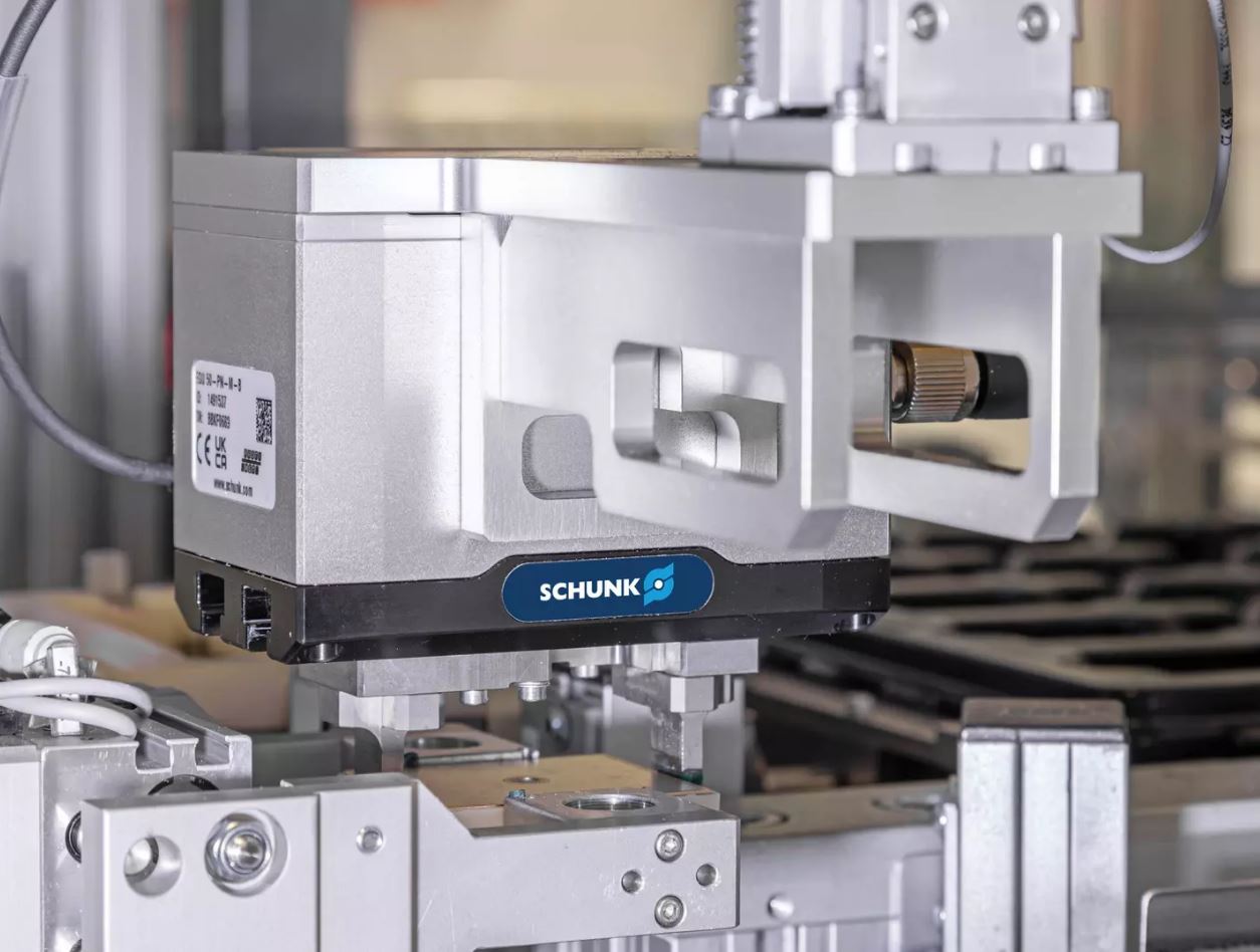 Bei Semikron Danfoss handhabt der Schunk-Greifer EGU 50 Elektronikbauteile in einer Zelle, die einer Messlinie vorgelagert ist.