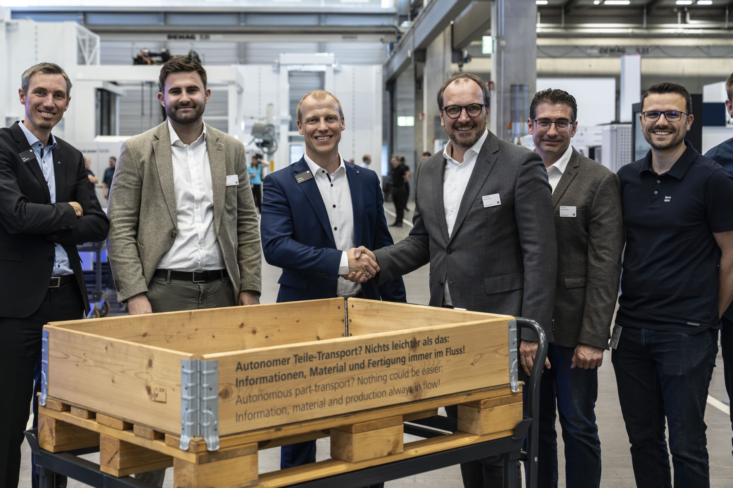 Im Rahmen der TRUMPF Hausmesse INTECH 2025 unterzeichneten SAFELOG und TRUMPF den Kooperationsvertrag.