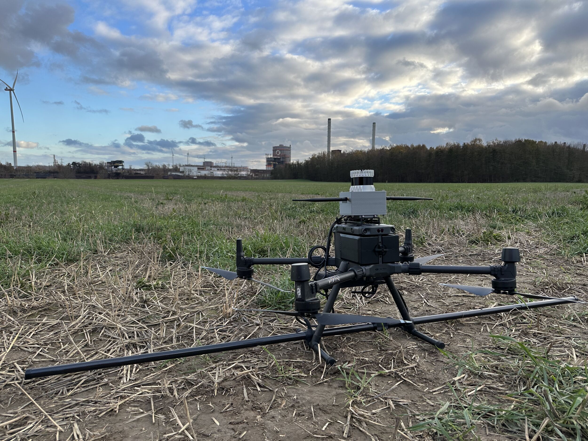 Mit der neuen Drohnenlösung vom Fraunhofer IFF ist es möglich, automatisiert und schwarmbasiert nach Landminen zu suchen.