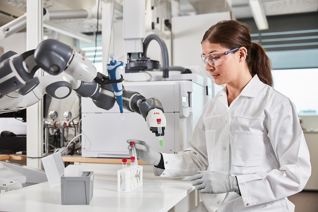 ABB-Cobots für neue Branchen und Märkte 4 Mit Blick auf das Gesundheitswesen bietet ABB Roboterlösungen für Großunternehmen an, aber auch für kleinere Labore.