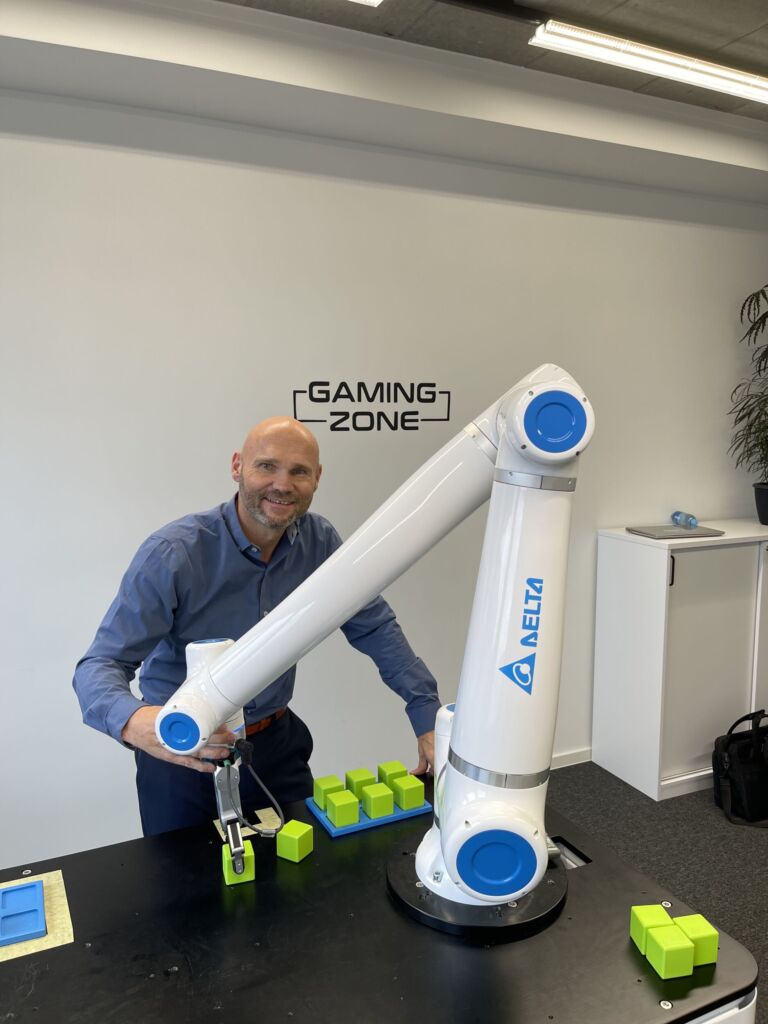 Bewegende Plattform 3 Im Robotics Training Center von Delta in Stuttgart lassen sich die D-Bots programmieren und testen – auch von der Redaktion.