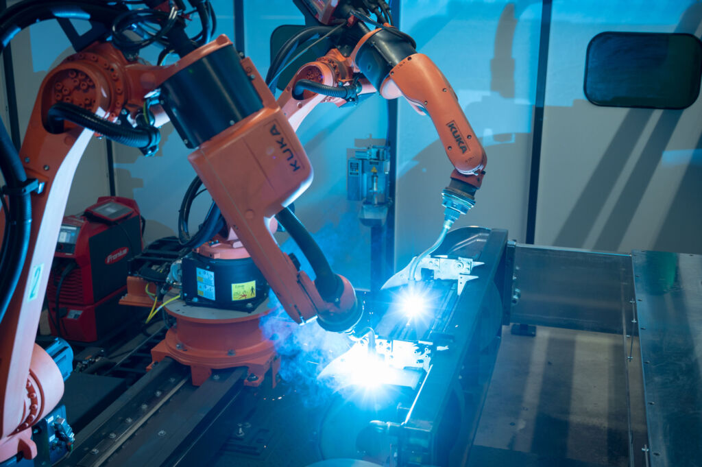 Simulation und Offline-Programmierung 1 Zwei Kuka-Roboter die schweißen