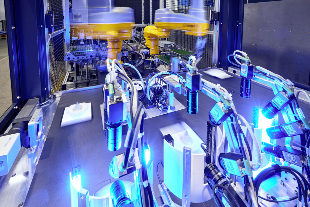 Die Anlage erledigt die 360&deg;-Pr&uuml;fung der Bauteile parallel auf drei Pr&uuml;fpl&auml;tzen.