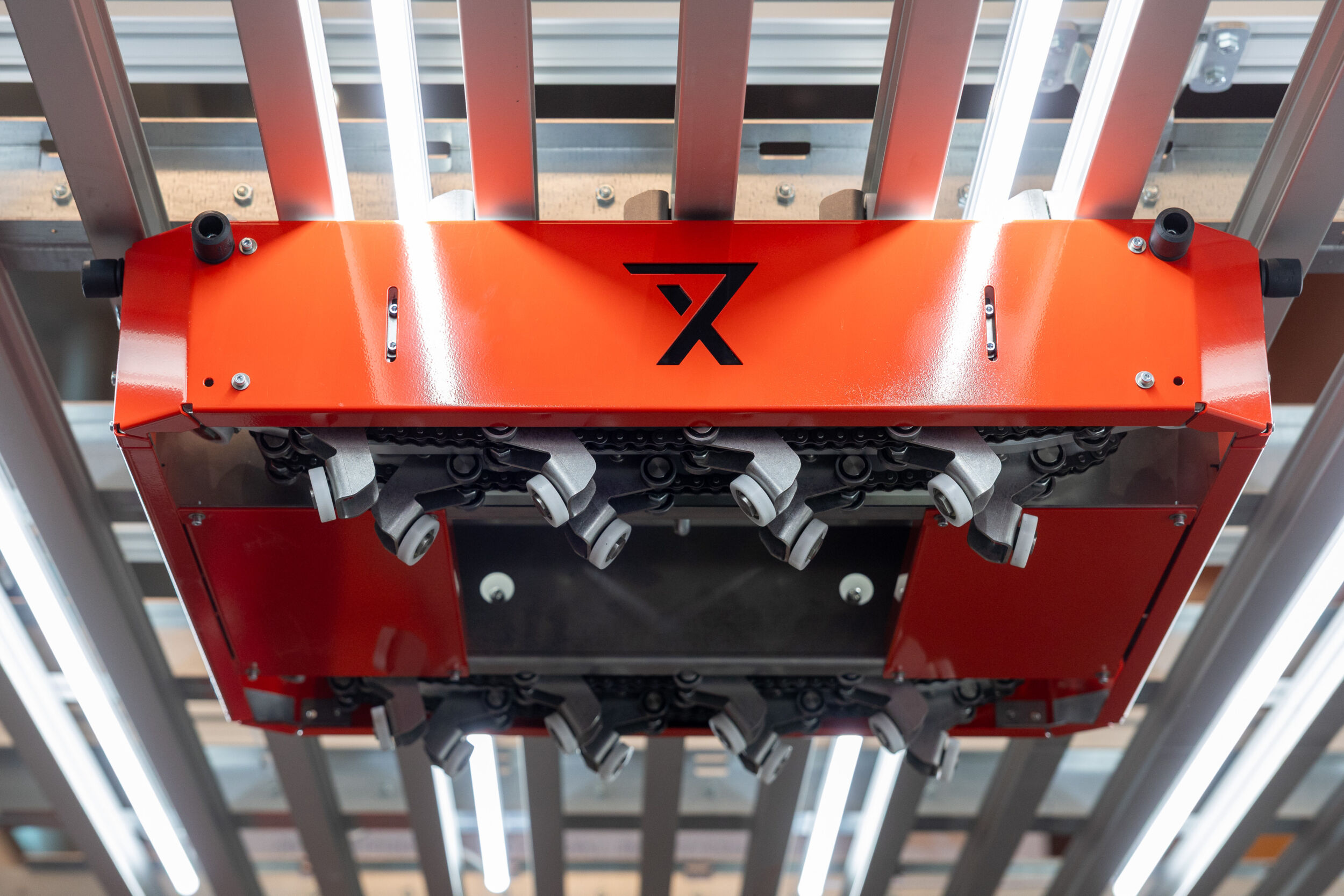 Der frei bewegliche Cobot ermöglicht flexible Logistikabläufe an der Decke.