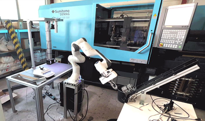 Als zentrale Automatisierungseinheit fungiert der Roboter, der das Bauteil in verschiedenen Positionen vor einer Kamera platziert.