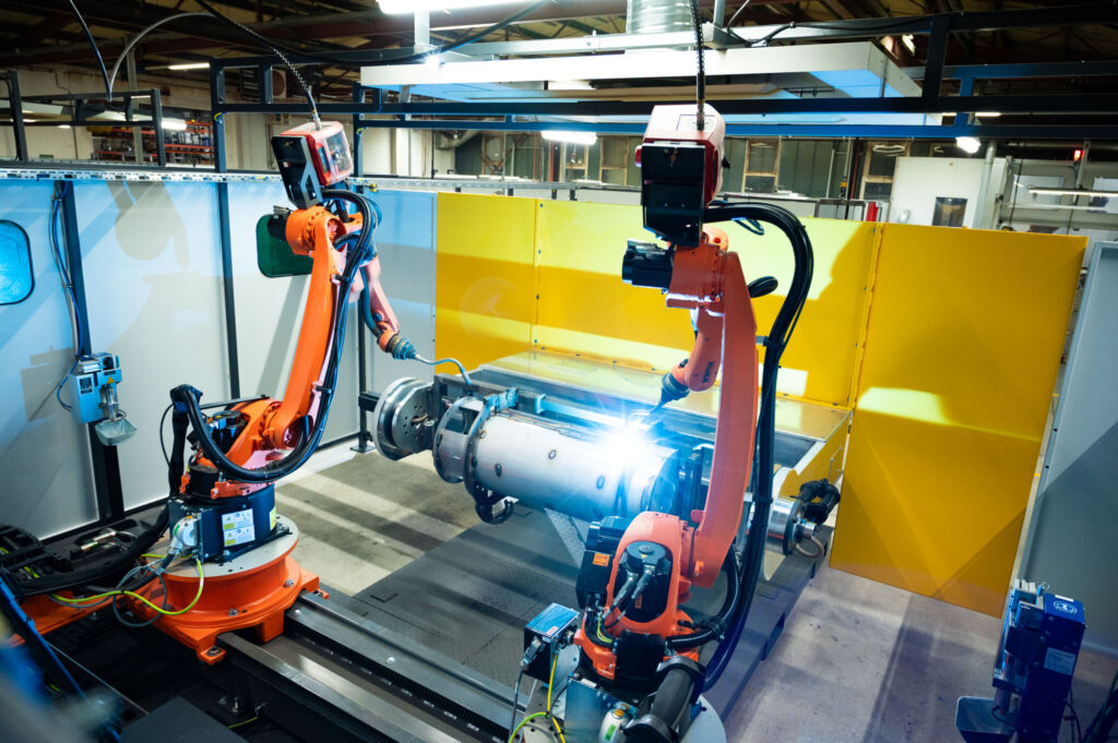 Simulation und Offline-Programmierung 2 Auf einer Linearschiene schweißen die zwei Schweißroboter vom Typ KR Cybertech nano ARC die Nähte der Ofen-Komponenten ab.