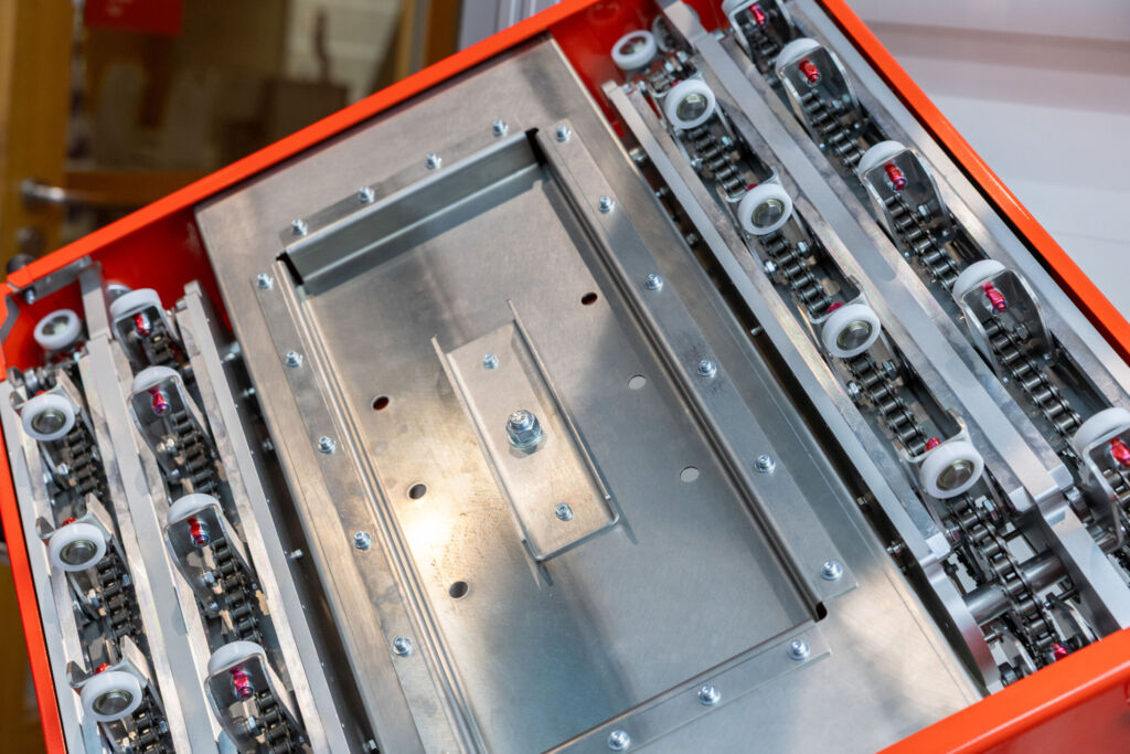 Automation über Kopf 2 Die Cobot-Lösung basiert auf einem modularen Deckenschienensystem und wird aktuell in ersten Anwendungsbereichen getestet.