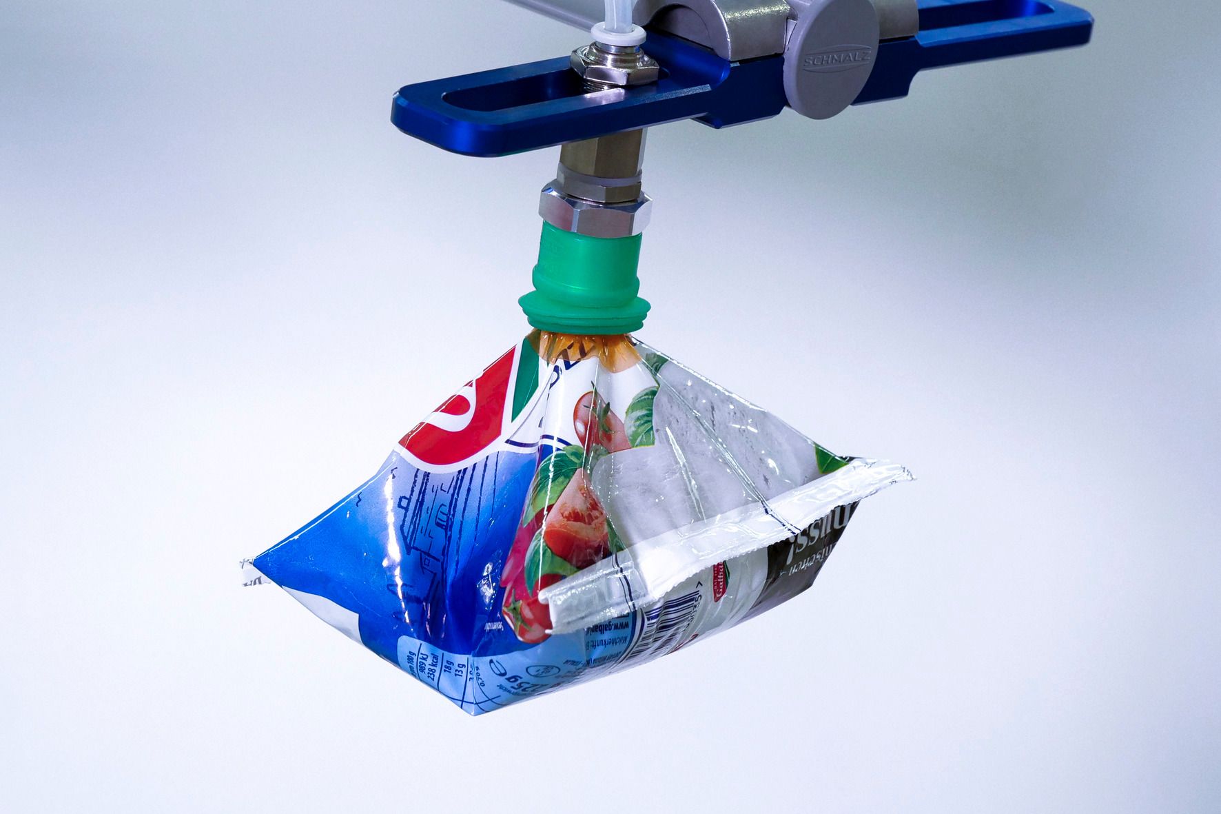 Beutel mit starker Faltenbildung sind aufgrund ihrer anschmiegsamen und weichen Dichtlippe kein Problem für die Balgsauggreifer PSPF.