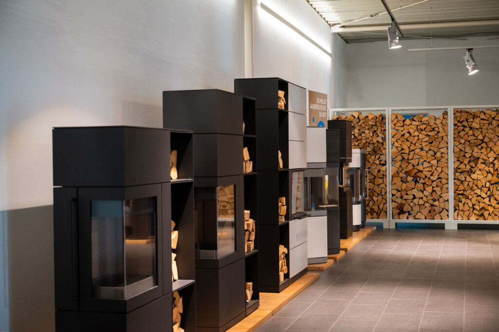 Simulation und Offline-Programmierung 4 Mit den zwei Roboteranlagen von Kuka kann Hase bis zu 25.000 Öfen im Jahr automatisiert produzieren.