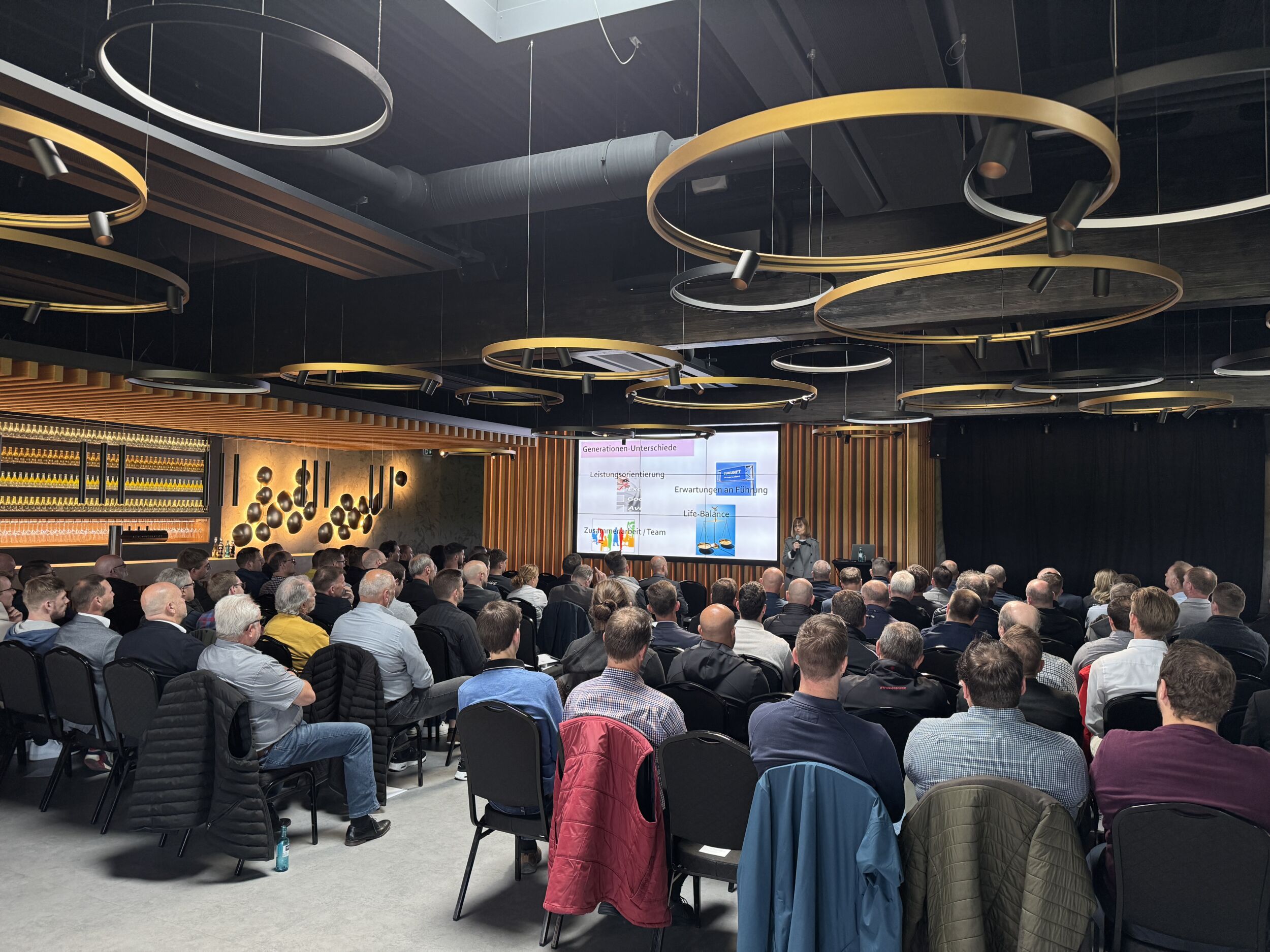 Mehr als 120 Gäste nahmen am diesjährigen Kundentag von Cloos teil und nutzten die Gelegenheit, sich über neue Entwicklungen und Lösungen zu informieren.