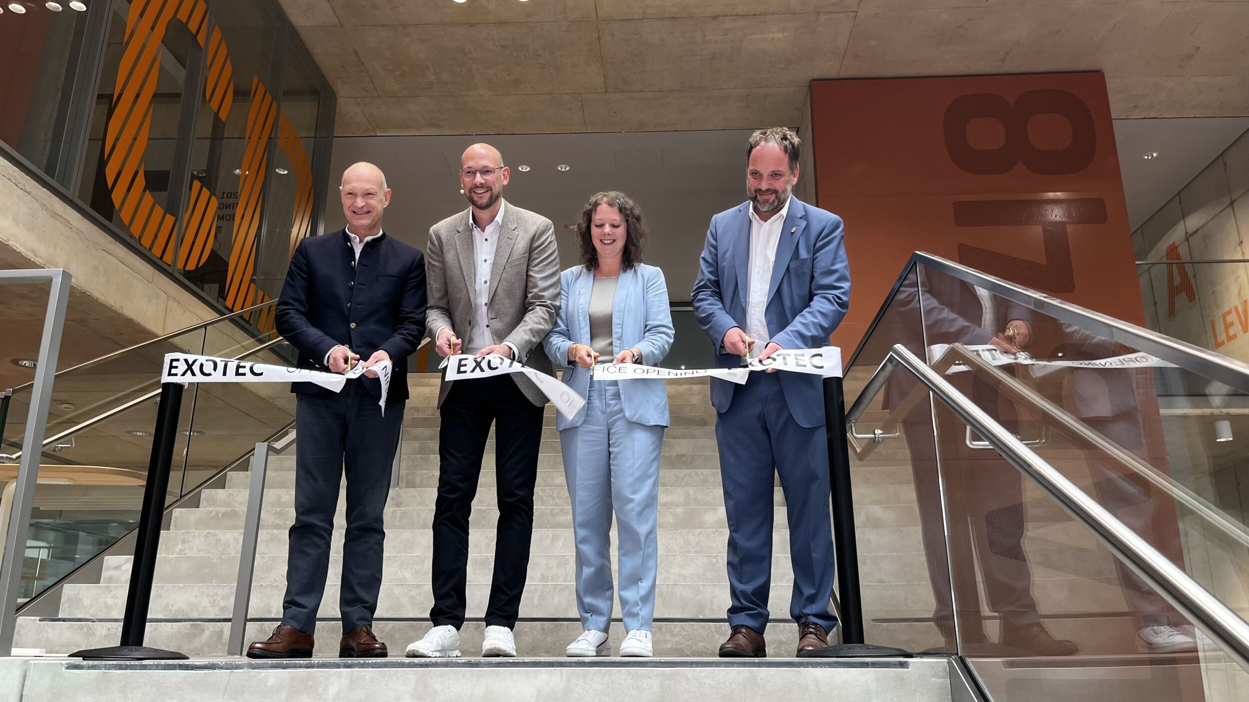 Exotec Deutschland bezieht neuen Standort 9 Jost Lammers, CEO Flughafen München; Markus Schlotter, Managing Director Zentraleuropa Exotec; Christina Schläger, People Director Zentraleuropa Exotec; Tobias Eschenbacher, Oberbürgermeister Stadt Freising (v.l.n.r.).