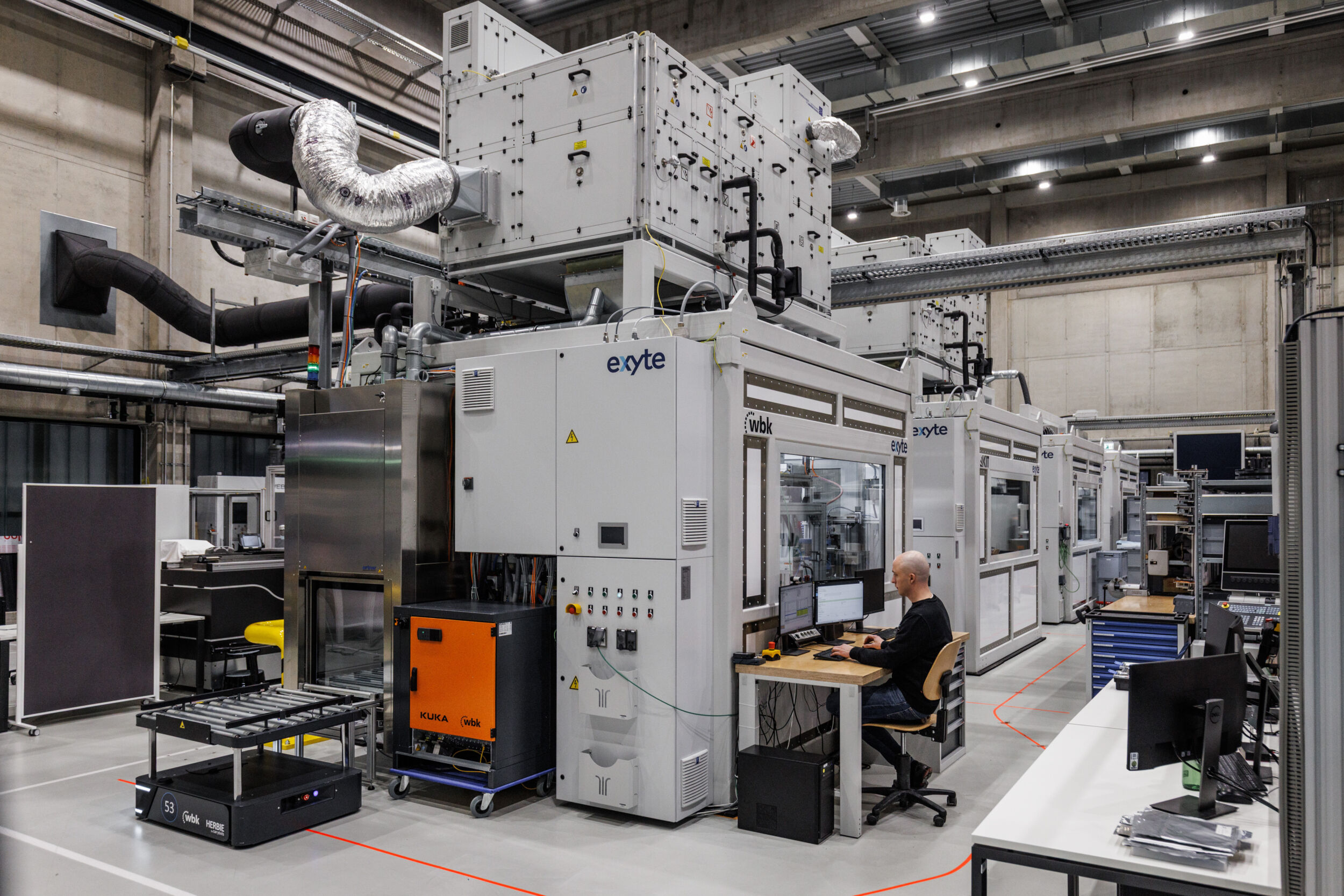 Die Roboterzellen, die für die Batteriezellfertigung mit Mini-Environments im Trockenraum genutzt werden, wurden vom wbk und Exentec gebaut.