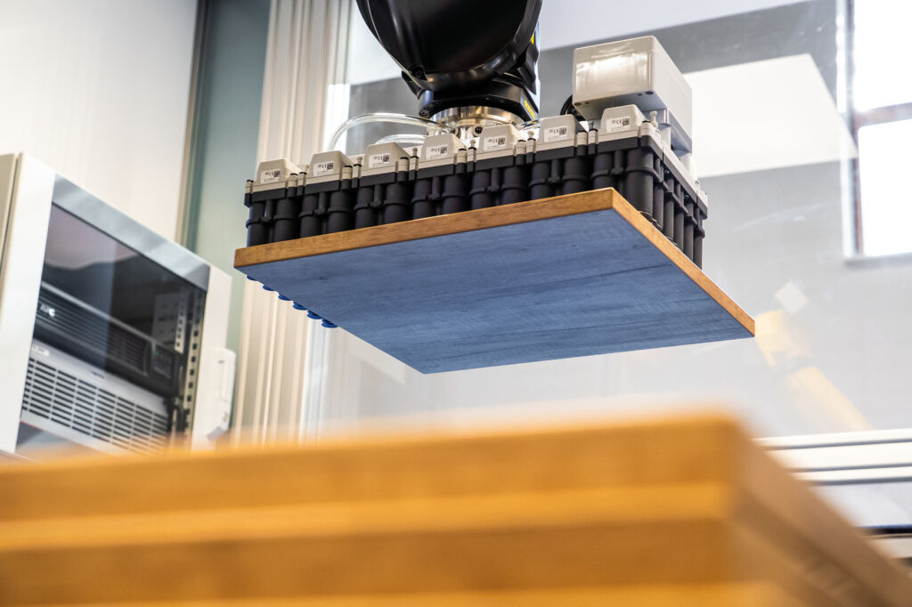 Lösungen für die automatisierte und manuelle Kommissionierung 1 Intelligenz beweist das Solution Kit ivOS Wood – dank Vakuum-Greifsystem, 3D-Kamera und einer KI-gestützten Software packt es variierende Werkstücke vollautomatisch.