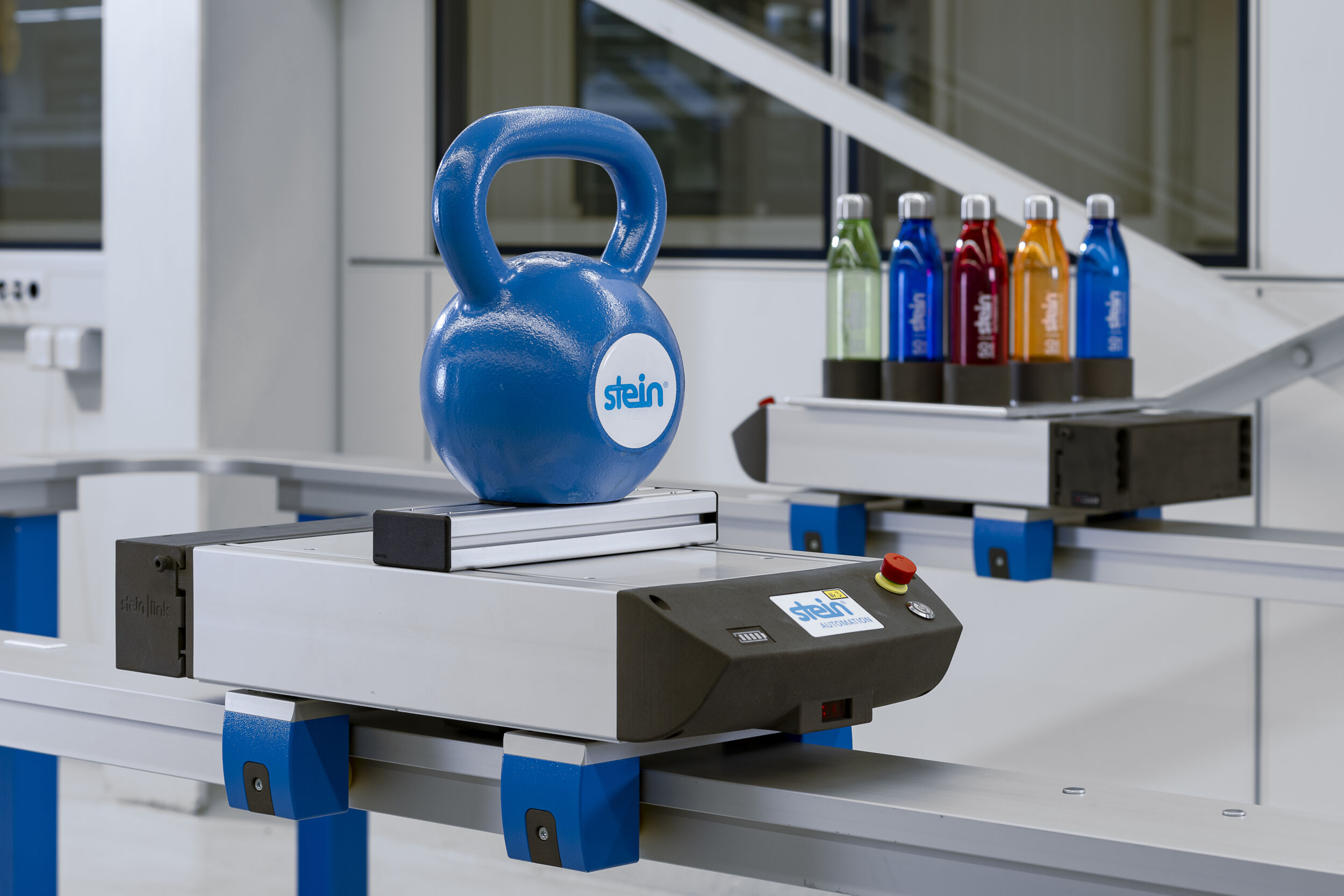 Shuttle-Lösung für die Intralogistik 3 Die akkubetriebene Shuttle-Lösung STEIN link verbindet Intralogistik und Montageautomation intelligent miteinander und transportiert auch schwere Komponenten schnell, effizient und schonend.