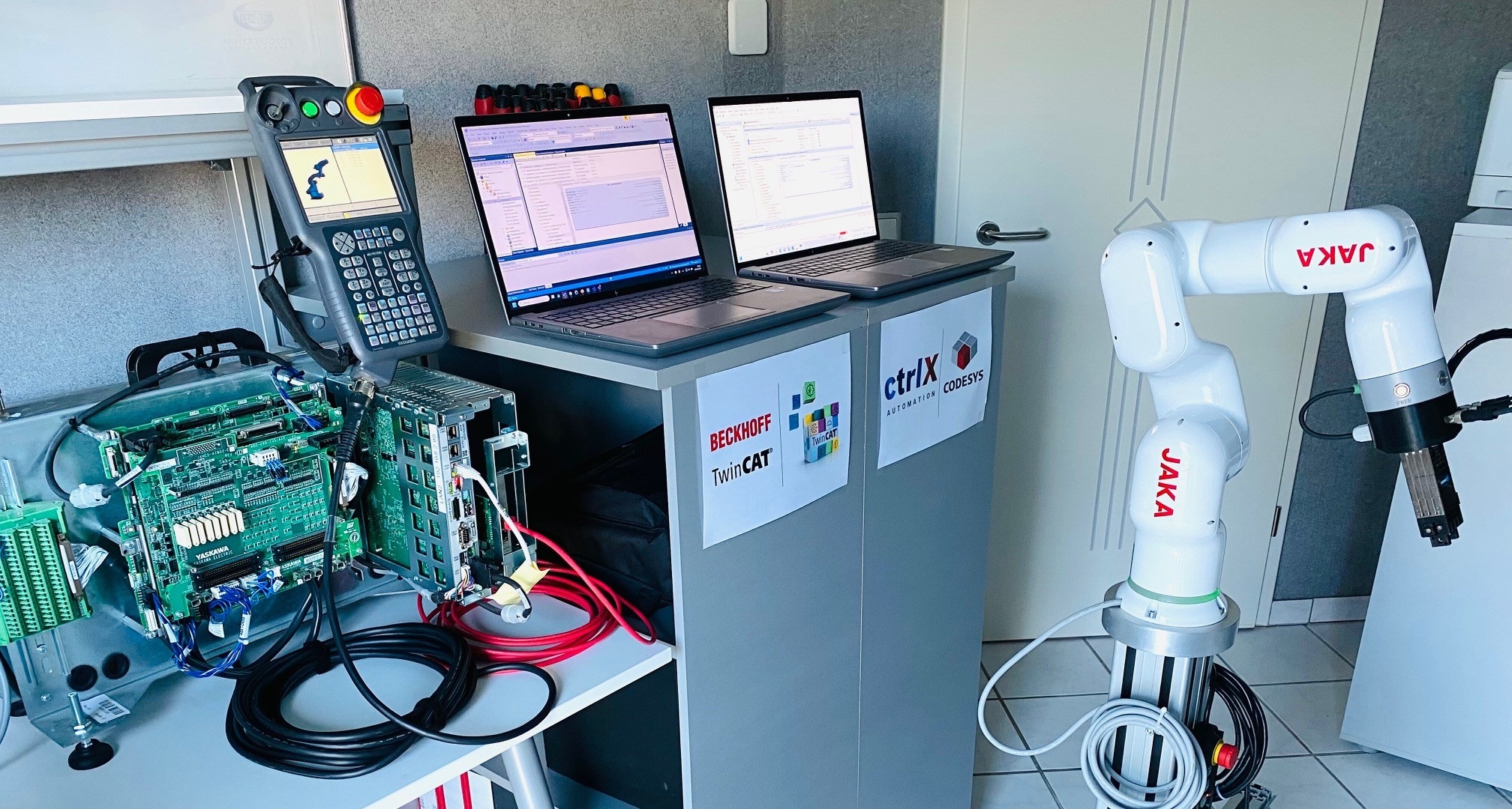 Das aktuelle Testfeld besteht aus Yaskawa-Debug-Controller, Jaka Mini-Cobot sowie einem Stäubli UniValPI-Emulator. Darüber hinaus kommt ein Beckhoff-CX2020-Controller und eine CtrlX-X3-Steuerung von Rexroth zum Einsatz.