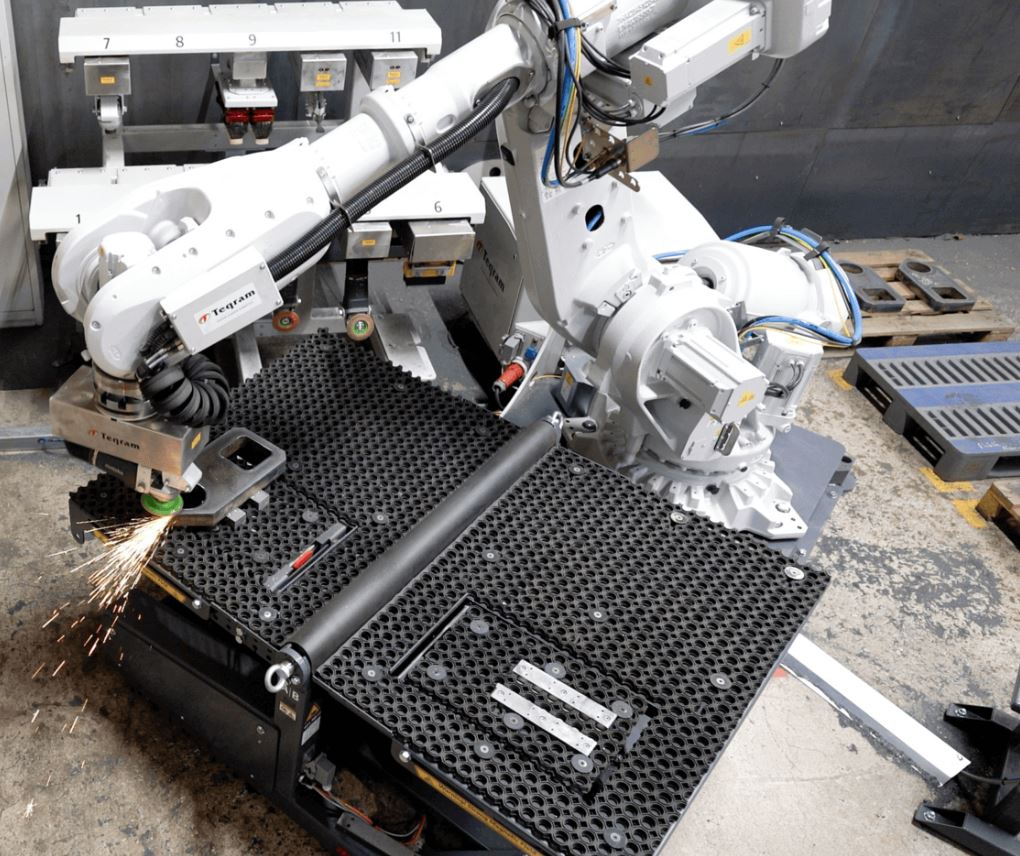 Vielseitiger Schleifroboter 4 Der Schleifroboter EasyGrinder von Teqram verbessert bei Amtenbrink die Produktionsabläufe.