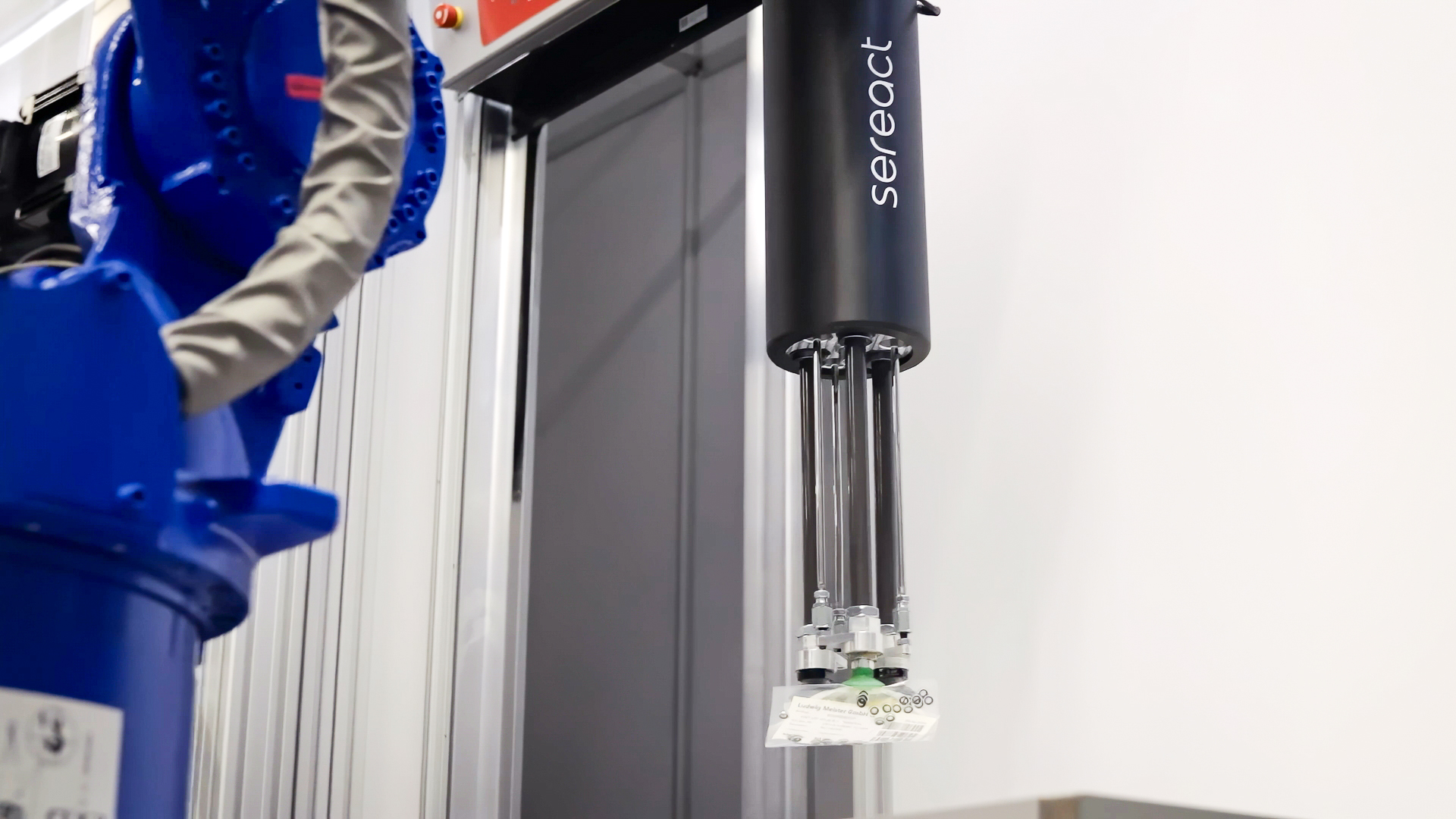 Dank KI und Greifer bewältigt das System unterschiedliche Produkte - von Kartons bis zu flexiblen und transparenten Verpackungen.