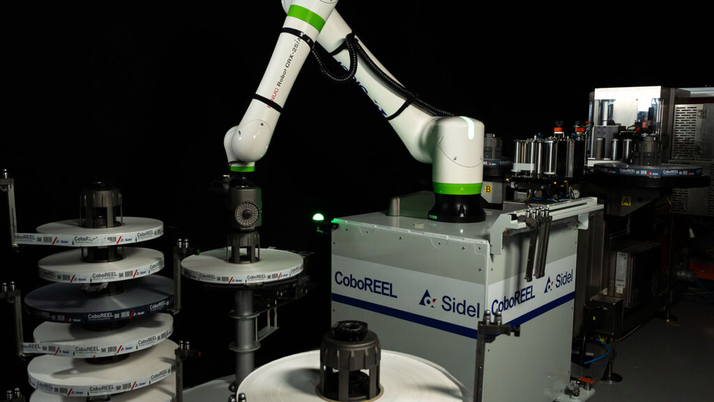 Etikettierung und Cobotik kombiniert 1 coboreel sidel labelling cobot gallery 02
