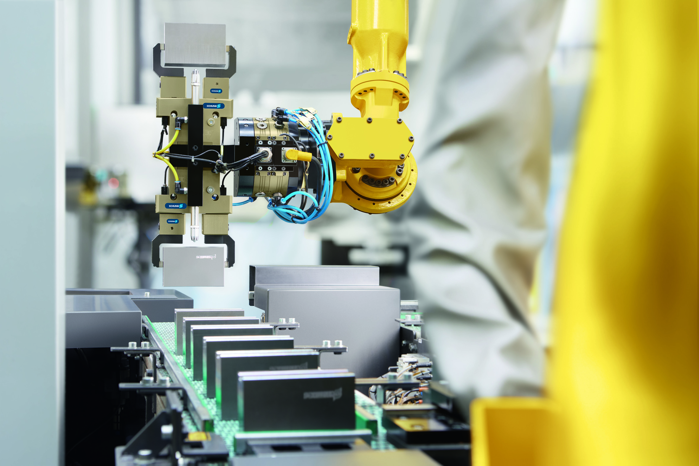 Automatisierte und manuelle Wekzeugwechsler 2 Der Werkzeugwechsler CPS ist durchgängig kompatibel zu bestehenden SCHUNK-Systemen. Mit schnellen Wechselzyklen zwischen verschiedenen Endeffektoren minimiert er Maschinenstillstände und steigert die Produktivität.